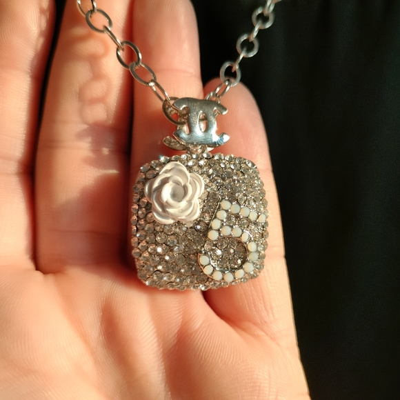 Elegant Cubic Zirconia White Flower Necklace - Picture 14 of 17